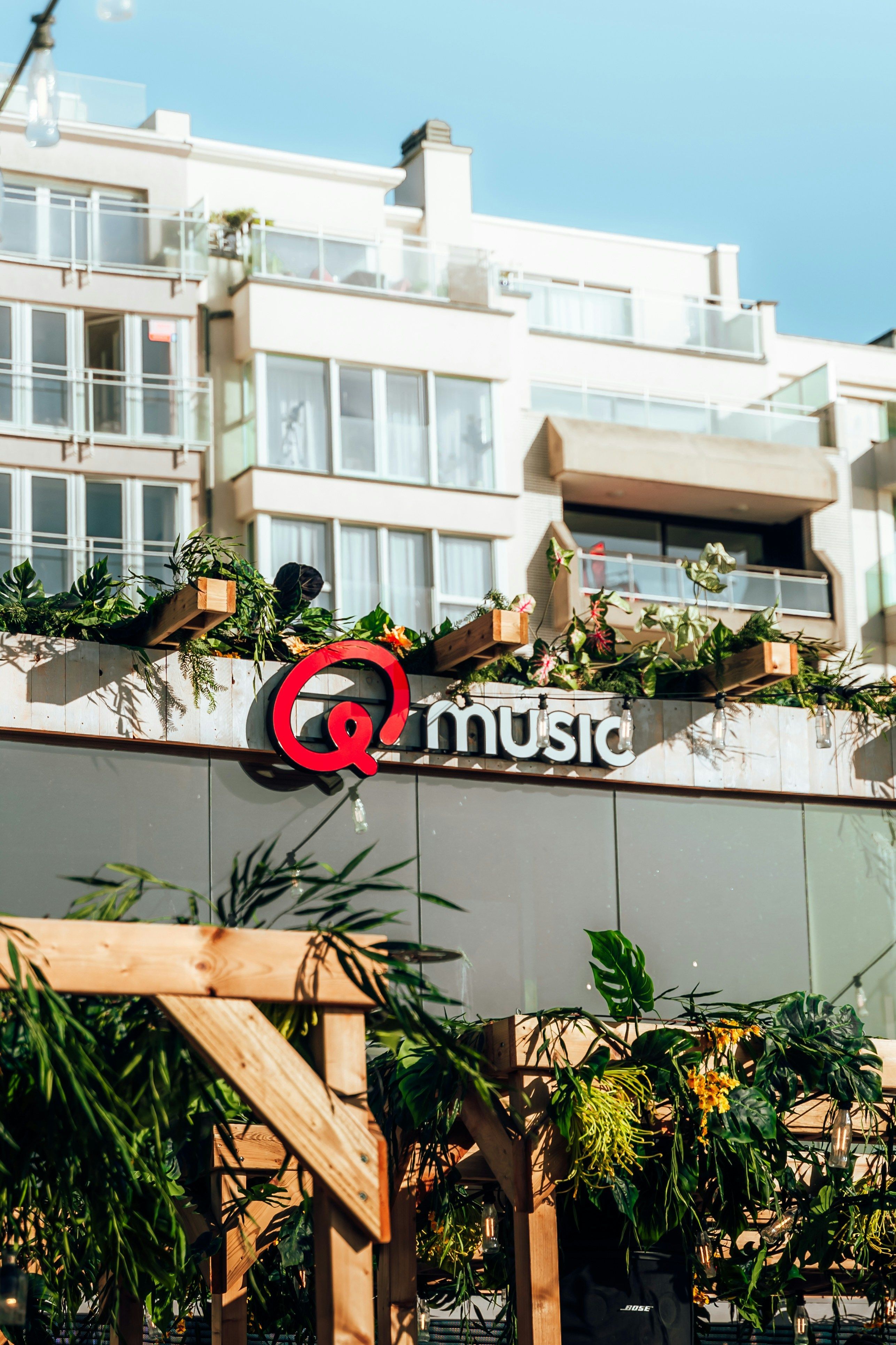Qmusic-logo op gebouw — commerciële radiozender in Nederland