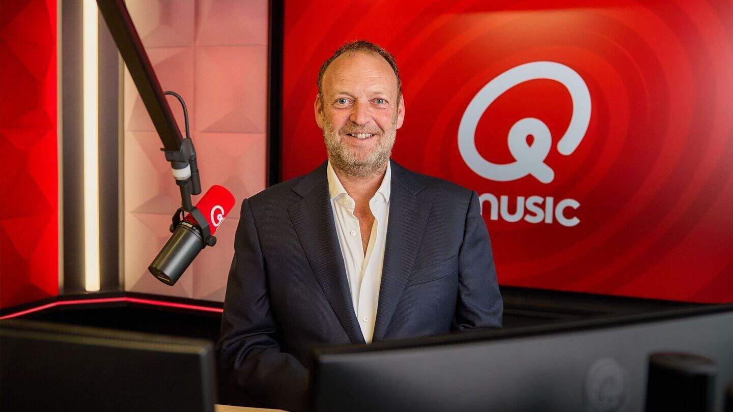 Michael Bartelet in Qmusic studio