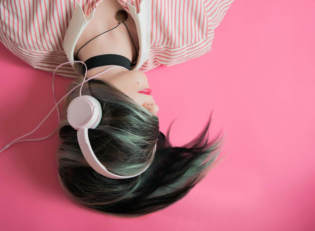 Vrouw luistert met een koptelefoon, audio die blijft hangen