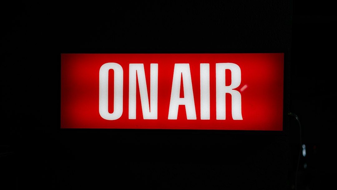 On air-bord in een radiostudio