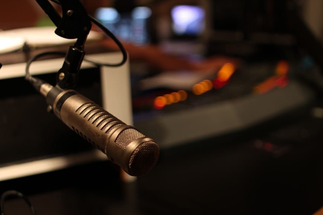 Microfoon in een radiostudio, luistercijfers en marktaandeel