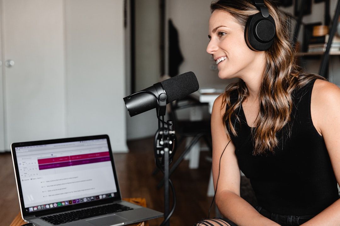Podcastopname achter de microfoon, groeiende podcastmarkt