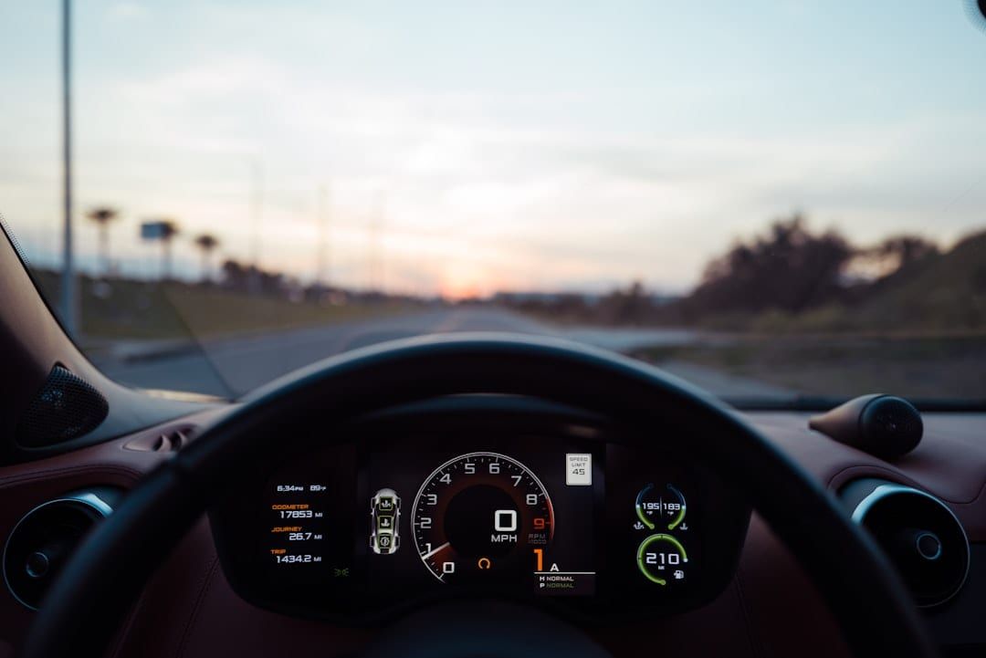 Autoradio in het dashboard tijdens het rijden