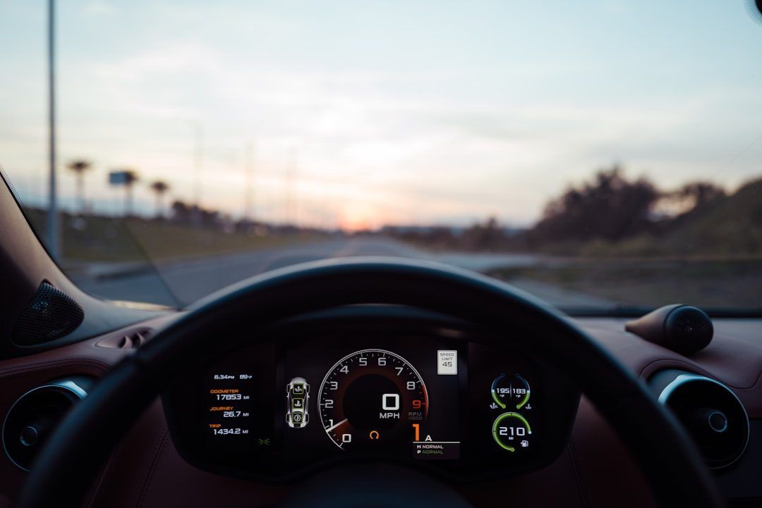 Autoradio in het dashboard tijdens het rijden