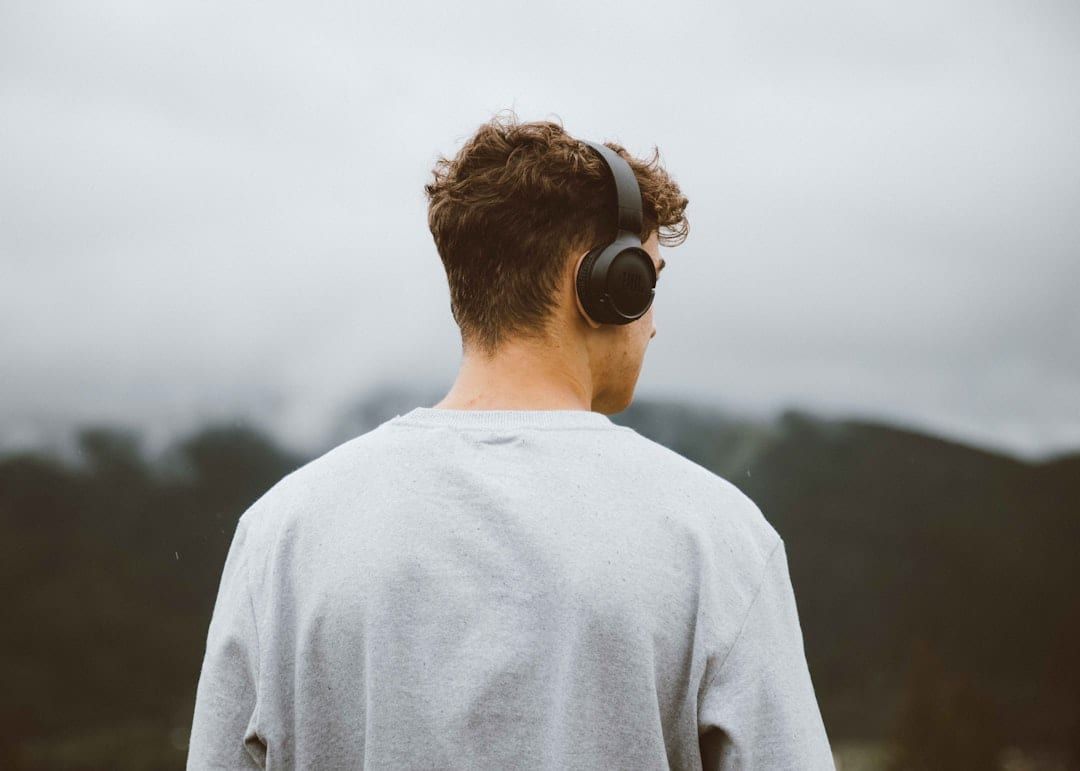 Persoon luistert met koptelefoon, regionale audioreclame
