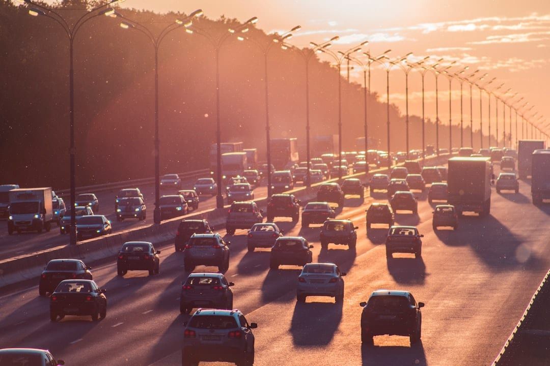 Ochtendspits met auto's op de snelweg